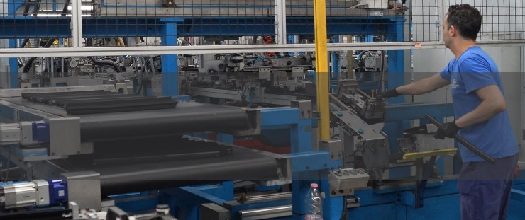 Banner - stroj v továrně