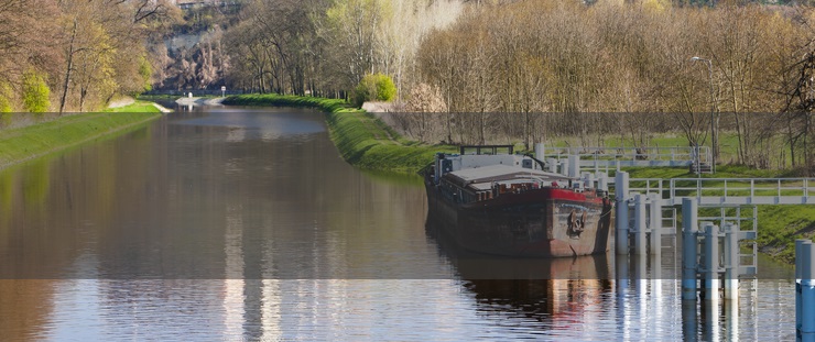Banner - loď na řece