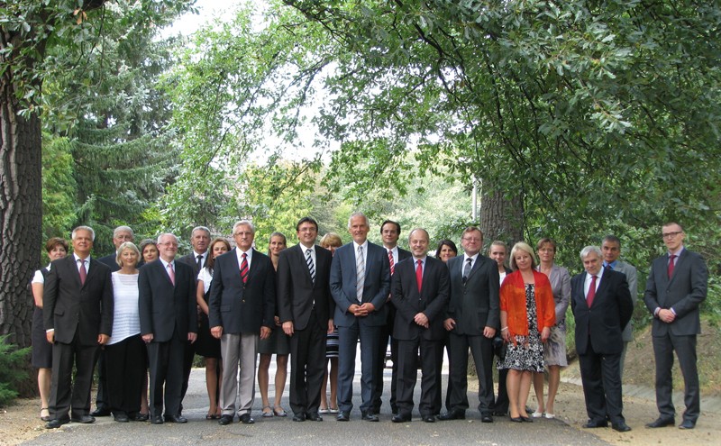 Skupinová fotografie účastníků setkání představitelů nejvyšších kontrolních institucí V4+2 - Maďarsko, 2012