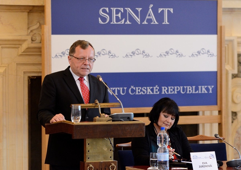 Prezident NKÚ Miloslav Kala a moderátorka akce Eva Jurinová
